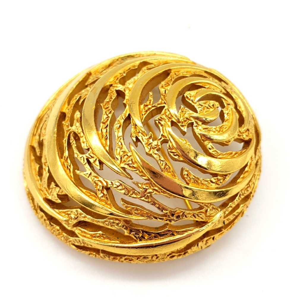 Vintage Signed Crown Trifari Gold Tone Shell Dome Brooch